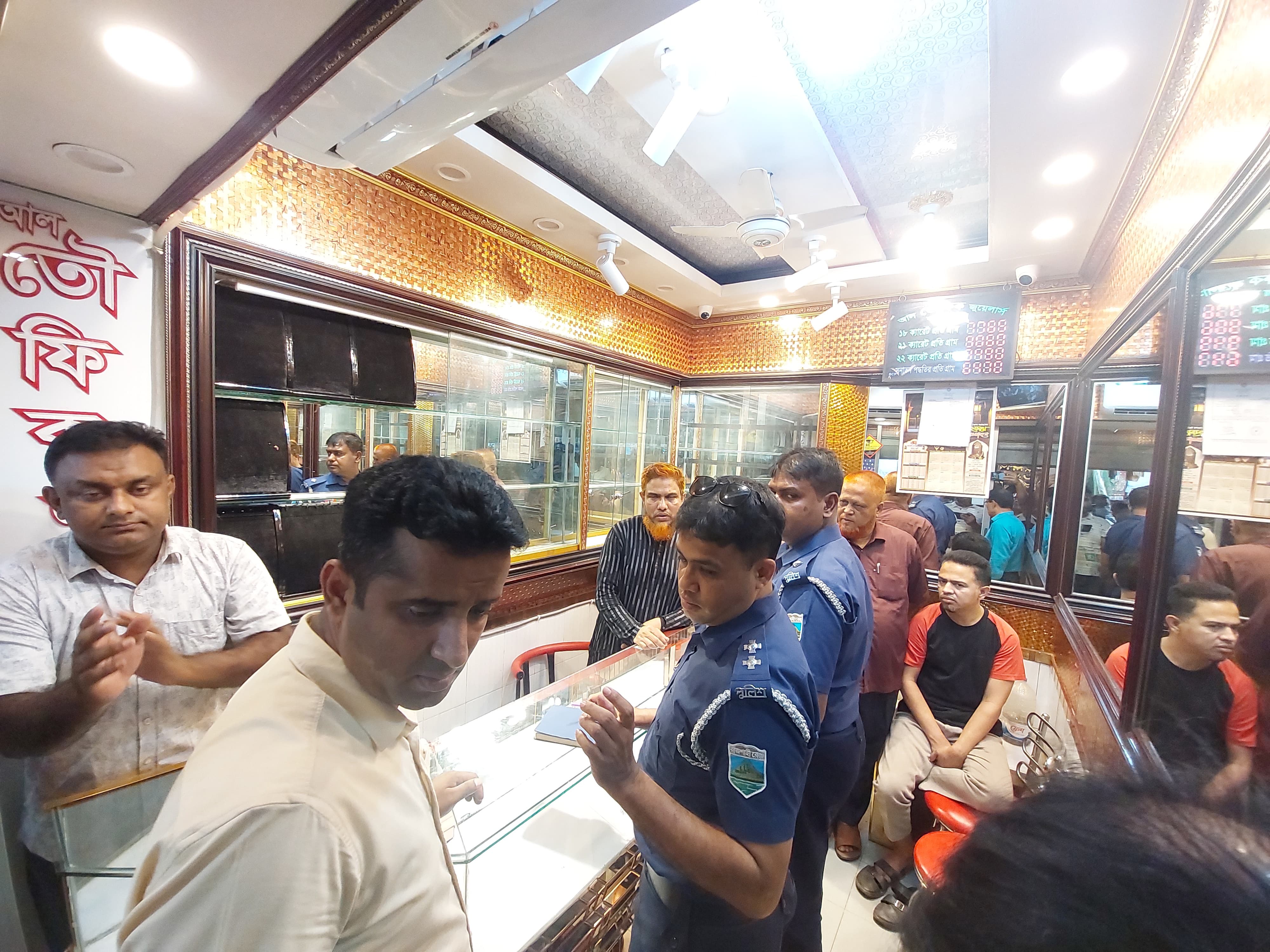 বগুড়ায় দোকানের তালা ভেঙে ১২০ ভরি স্বর্ণ চুরির অভিযোগ