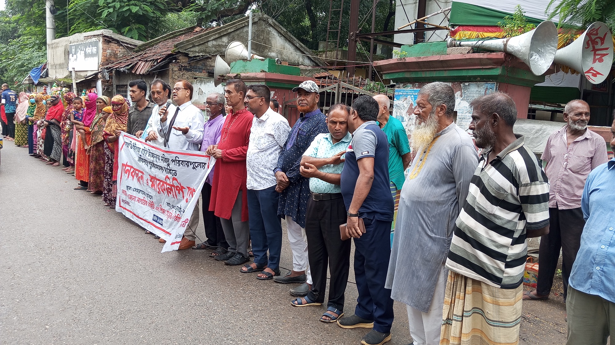সাতক্ষীরায় সড়কের পাশ থেকে উচ্ছেদকৃত ভুমিহীনদের পুনর্বাসনের দাবিতে মানববন্ধন