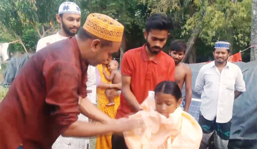 নড়াইলে বেদে বহরে নতুন পোশাক ও ইফতারী পেয়ে খুশি সুবিধাবঞ্চিত শিশুরা