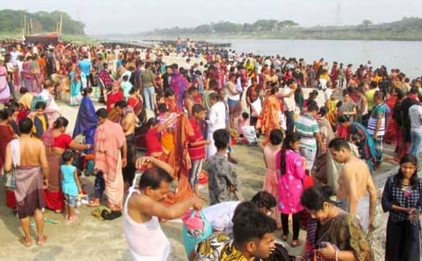 হিন্দু সম্প্রদায়ের ধর্মীয় উৎসব অষ্টমী স্নান উপলক্ষে পাপমোচনের আশায় ময়মনসিংহের  ব্রহ্মপুত্র নদে স্নানোৎসব 