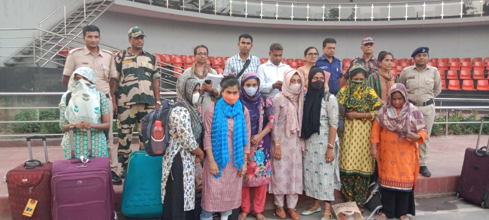 ভারতে পাচার হওয়া ৮ বাংলাদেশি নারী বেনাপোল দিয়ে দেশে ফিরল