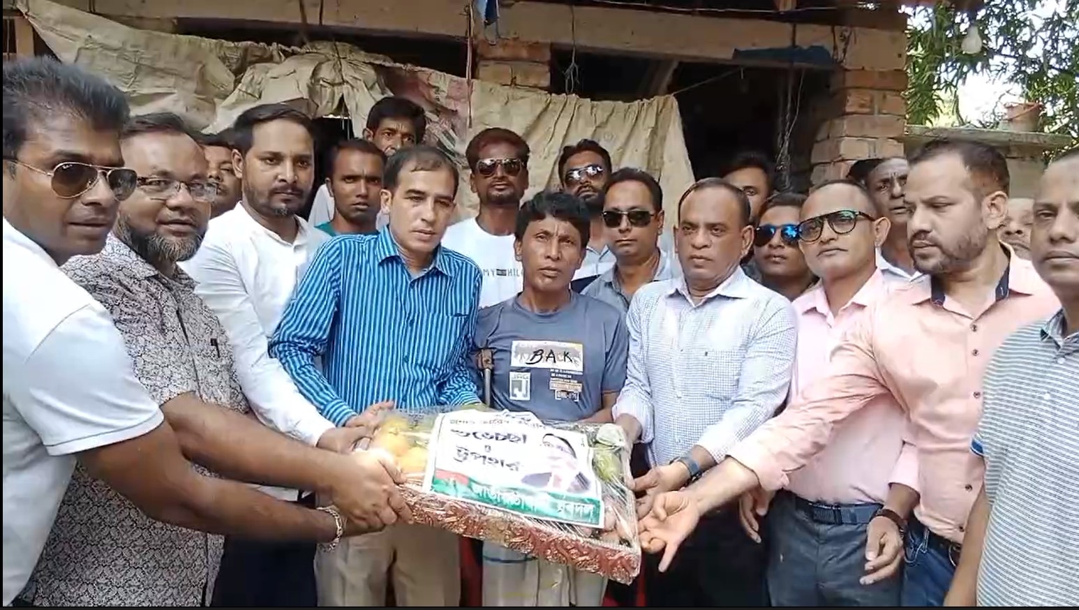 উপহার সামগ্রী বিতরন করেছে যুবদল কেন্দ্রীয় কমিটির প্রতিনিধি দল