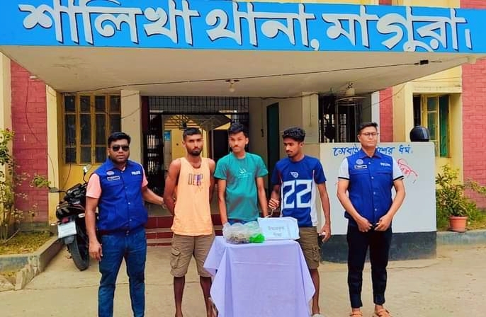 শালিখায় গাঁজাসহ আটক- ৩
