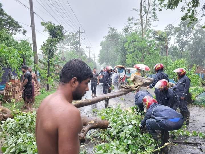 সাতক্ষীরায় ঘূর্নিঝড় রেমালের প্রভাবে ১৪৬৮ টি বাড়ি-ঘর বিধ্বস্ত, ক্ষতিগ্রস্ত প্রায় ২ লাখ মানুষ 