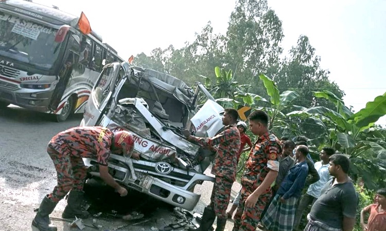 দিনাজপুরের ঘোড়াঘাটে ট্রাকের পেছনে অ্যাম্বুলেন্সের ধাক্কা, নিহত ১
