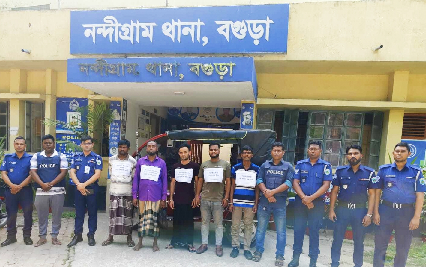 প্রাইভেট কার নিয়ে সড়কে ইজিবাইক ছিনতাই করতো তারা, মূলহোতাসহ গ্রেপ্তার ৫